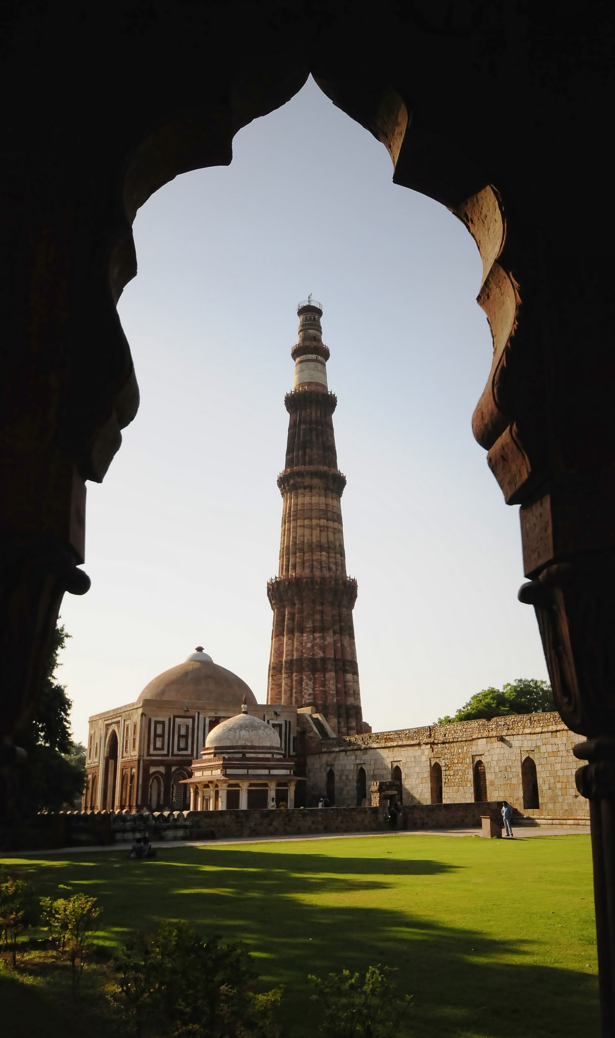 https://d3r8gwkgo0io6y.cloudfront.net/upload/qutub minar.jpg